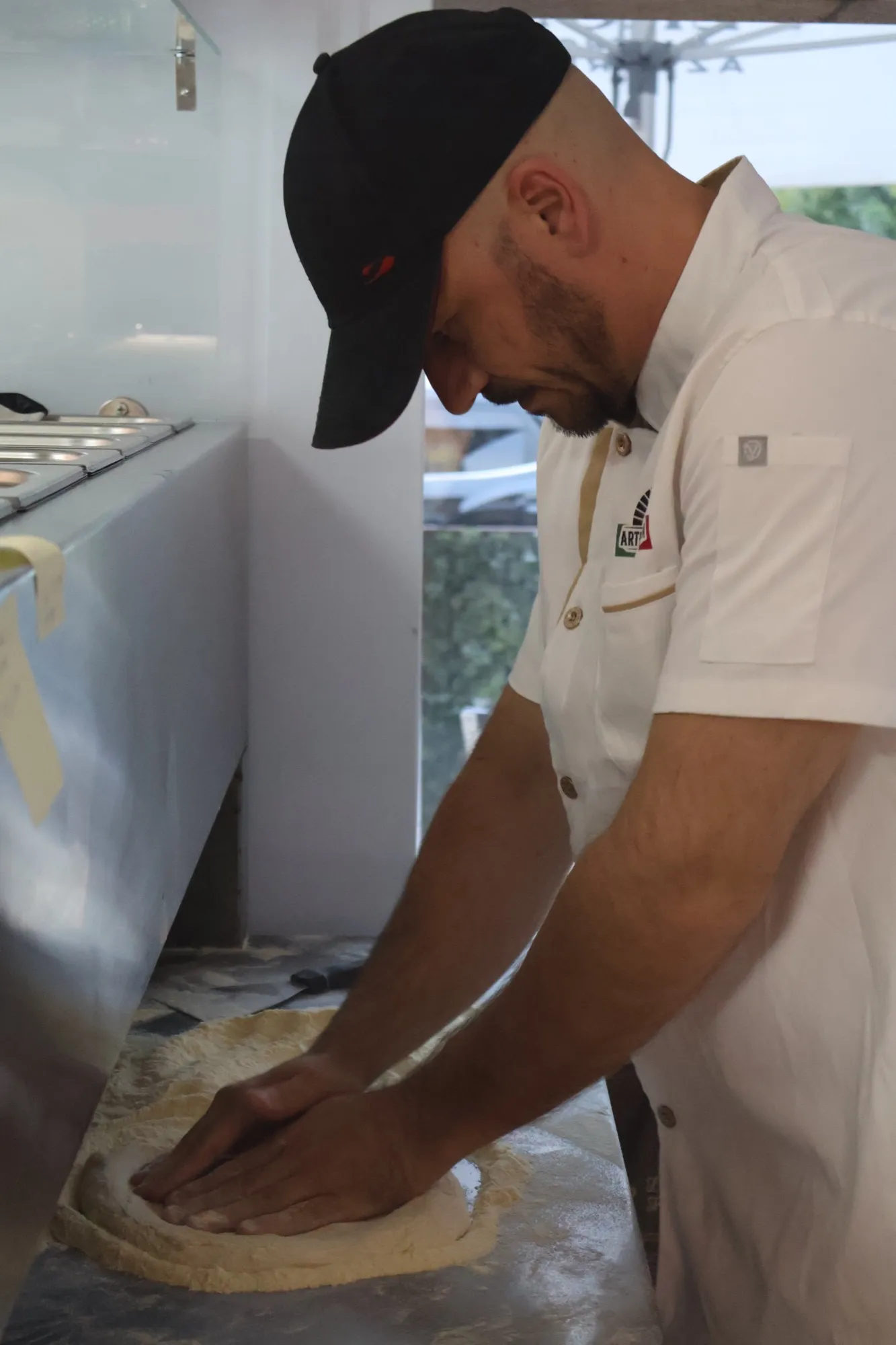 Aluat de pizza pregătit manual